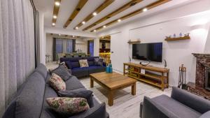 โทรทัศน์และ/หรือระบบความบันเทิงของ Kaya Köy'de Özel Havuzlu, 5 Yatak Odalı Lüks Villa Albera