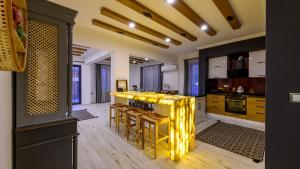 ครัวหรือมุมครัวของ Kaya Köy'de Özel Havuzlu, 5 Yatak Odalı Lüks Villa Albera