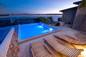 Bazén v ubytovaní Apartments Matea with Pool and sea view alebo v jeho blízkosti