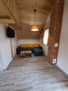 ein Wohnzimmer mit einem Sofa und einem Tisch in der Unterkunft Villa M in Vinci