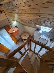 eine Aussicht über ein kleines Haus mit Holzdecke in der Unterkunft Villa M in Vinci