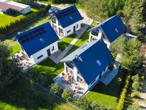 an overhead view of a house with solar panels on it at SosnowoMi - Całoroczne domy na wynajem in Lubiatowo