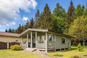 a small green house with a garden at Nameliai pas Jolita in Palanga