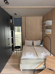 ein Schlafzimmer mit einem Bett und einem TV. in der Unterkunft Vila M15 in Topliţa
