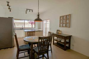 eine Küche und ein Esszimmer mit einem Tisch und Stühlen in der Unterkunft Flip Flop House in Puerto Villamil