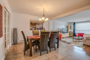 comedor con mesa y sillas en 881 L'APPARTEMENT FAMILIAL, en Quebec