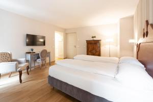 Televízia a/alebo spoločenská miestnosť v ubytovaní Antico Borgo B&B Cannobio