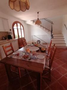 stół jadalny z jedzeniem na górze w obiekcie La Vecchia Fornace w mieście SantʼAnna Arresi