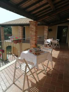 een witte tafel en stoelen op een patio bij La Vecchia Fornace in SantʼAnna Arresi