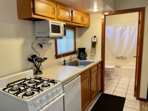 Virtuvė arba virtuvėlė apgyvendinimo įstaigoje Whitetail Creek Resort
