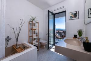 Phòng tắm tại Sea view modern spacious lounge house