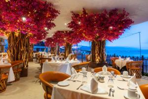 Um restaurante ou outro lugar para comer em Playa Los Arcos
