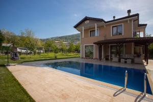una casa con piscina di fronte a una casa di Fairy tale house villa sapanca a Sapanca
