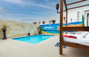 a villa with a swimming pool and a bed at Romantico con piscina privada solo para ti in Punta Mujeres