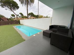 een zwembad in de achtertuin van een huis bij Modern Villa With Private Pool/ 400m To The Beach in Grao de Castellón