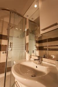 Un baño con lavabo y ducha de cristal. en Apartman Budimir, en Cres 28 fotos más