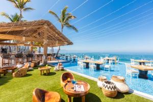 uma vista para a piscina de beiral infinito no resort em Playa Los Arcos em Puerto Vallarta
