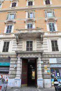 un gran edificio con puerta y balcón en Urban Holiday, en Roma 19 fotos más
