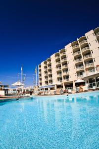 una gran piscina frente a un hotel en Port Royal Oceanfront Hotel, en Wildwood Crest