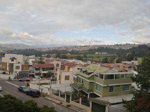 FAKALI Homestay في كيتو: اطلاله على مدينه فيها بيوت وشارع