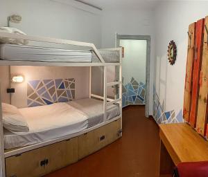 Apartments centro Lloret para 6にある二段ベッド