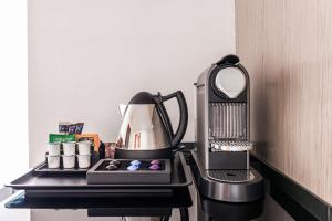 Radisson Blu Hotel, Leeds City Centre的咖啡和沏茶工具