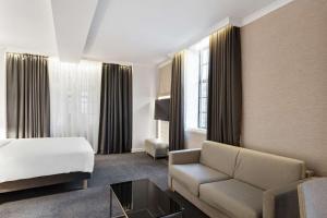 Radisson Blu Hotel, Leeds City Centre的休息区