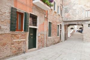 Gallery image of Appartamento Piera Rossa info at yourhomefromhomeinvenice-venicerentalapartments dot it in Venice