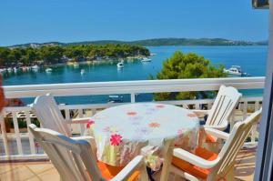 Fotografia z galérie ubytovania Apartment in Trogir with sea view, balcony, air conditioning, Wi-Fi (4786-3) v Trogiri