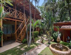 Um jardim no exterior de Hotel Arco Iris