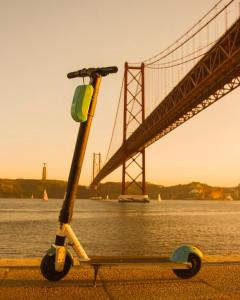 skuter stoi przed mostem w obiekcie Shangri-La Hostel Anjos w Lizbonie