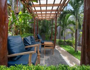 Um jardim no exterior de Hotel Arco Iris