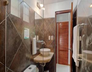 Uma casa de banho em Hotel Arco Iris