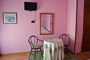 A television and/or entertainment centre at Hostal La Corte