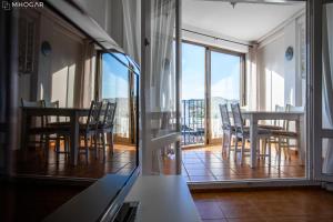 een eetkamer met een tafel en stoelen en een balkon bij Calpe cozy apartment with the mountain view 5 min to the beach in Calpe