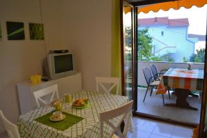 Fotografia z galérie ubytovania Apartment in Supetarska Draga with sea view, terrace, air conditioning, WiFi 4552-8 v destinácii Supetarska Draga
