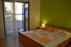 Posteľ alebo postele v izbe v ubytovaní Apartment in Supetarska Draga with sea view, terrace, air conditioning, WiFi 4552-8