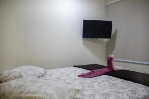 a pink stuffed animal sitting on top of a bed at Chalé Ribeirão do Meio in Lençóis