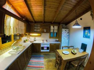 Kuchyň nebo kuchyňský kout v ubytování Arcadianis lakeview villa at Psari Arkadias