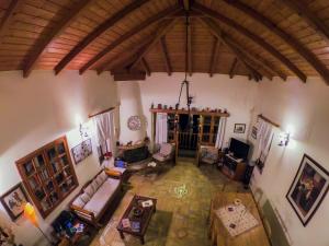 TV a/nebo společenská místnost v ubytování Arcadianis lakeview villa at Psari Arkadias