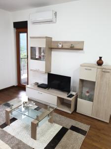 uma sala de estar com uma secretária e uma mesa de vidro em Apartment Marta 2 em Kotor