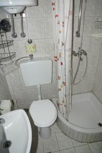 Kúpeľňa v ubytovaní Studio Apartment in Sabunike with Terrace, Air Conditioning, Wi-Fi (231-3)