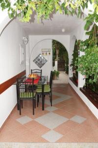 Vonkajšia záhrada v ubytovaní Studio Apartment in Sabunike with Terrace, Air Conditioning, Wi-Fi (231-3)
