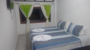 Giường trong phòng chung tại Hostal Villa Rosita