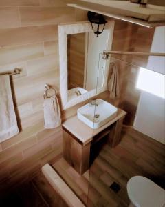 Een badkamer bij Theonymfi Luxury Villas