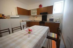 A kitchen or kitchenette at Apartment in Stara Novalja with sea view, terrace, air conditioning, WiFi (183-3)
