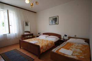 Postel nebo postele na pokoji v ubytování Apartment in Stara Novalja with sea view, terrace, air conditioning, WiFi (183-3)