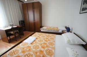 Postel nebo postele na pokoji v ubytování Apartment in Stara Novalja with sea view, terrace, air conditioning, WiFi (183-3)