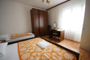 A bed or beds in a room at Apartment in Stara Novalja with sea view, terrace, air conditioning, WiFi (183-3)