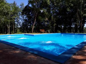 una gran piscina azul con árboles en el fondo en La Quinta Hotel en Eldorado